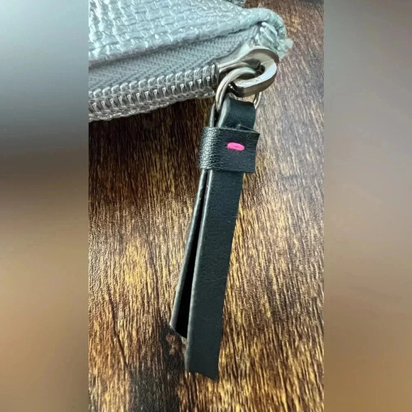 Victoria’s Secret | Limited Edition Silver
Weekender Tote Bag 2017. - Picture 10 of 16